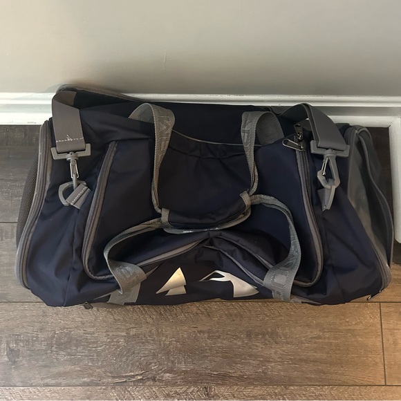 Under Armour Undeniable Duffle 3.0 Gym Bag in Midnight Navy/ Graphite/ Silver - Picture 2 of 5